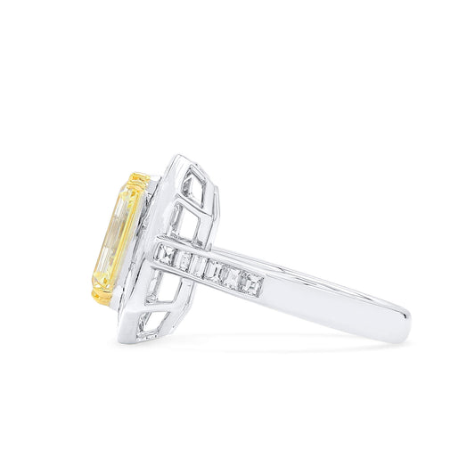 淡黄色与白色 钻石戒指，3.02克拉（总重4.62克拉），2221712752