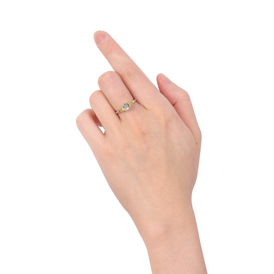 淡黄绿色 钻石戒指，0.83克拉（总重1.19克拉），雷迪恩形，3135873796