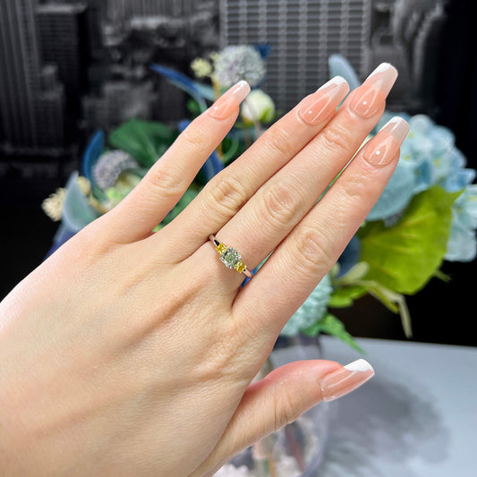 淡黄绿色 钻石戒指，0.83克拉（总重1.19克拉），雷迪恩形，3135873796