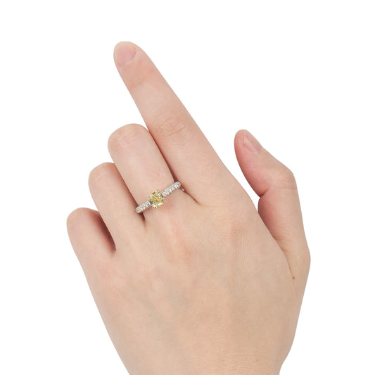 טבעת יהלום צהוב בהיר (UV), 2.29 קראט. TW, צורת כרית, מוסמכת GIA