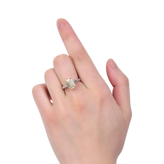 淡黄色（U-V）钻石戒指，总重3.33克拉，祖母绿形，GIA认证