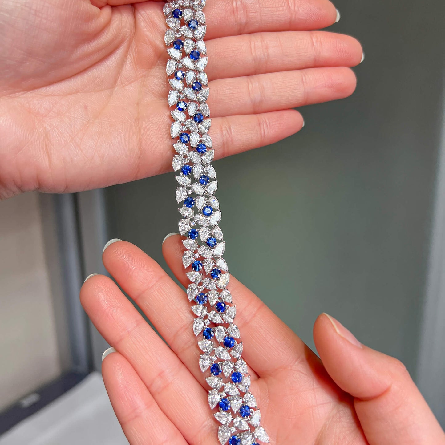 天然 艳蓝色 蓝宝石手链，总重32.60克拉 