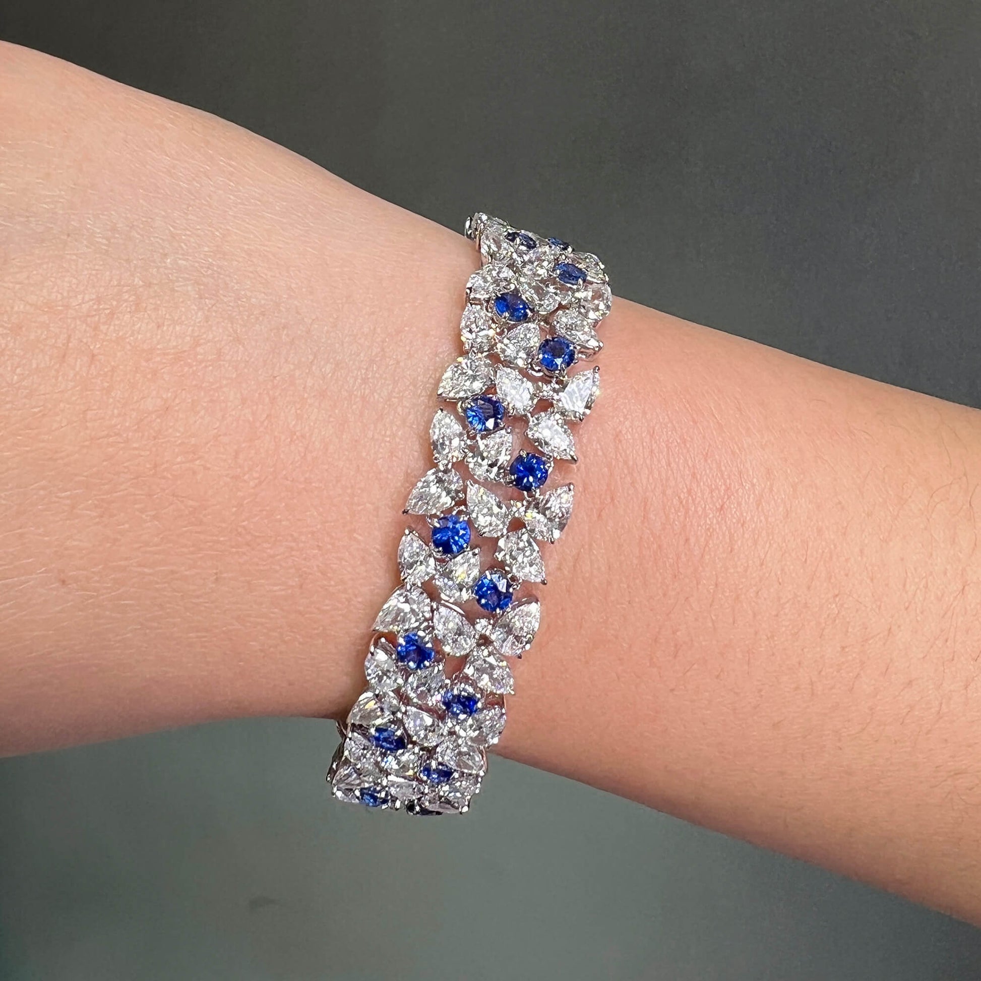 天然 艳蓝色 蓝宝石手链，总重32.60克拉 