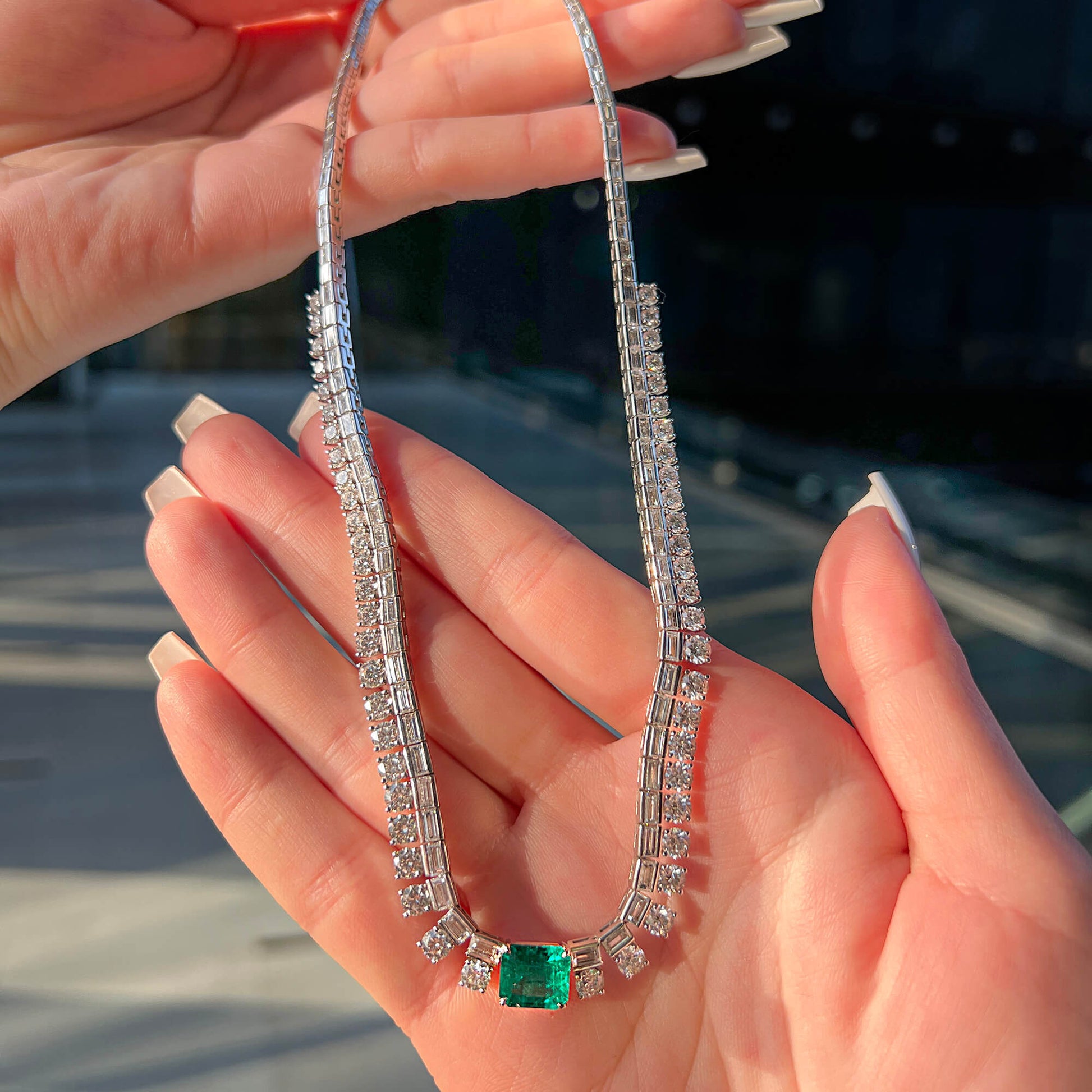 天然生动绿色哥伦比亚翡翠网球项链，18K白金，翡翠形状，19.42克拉总重