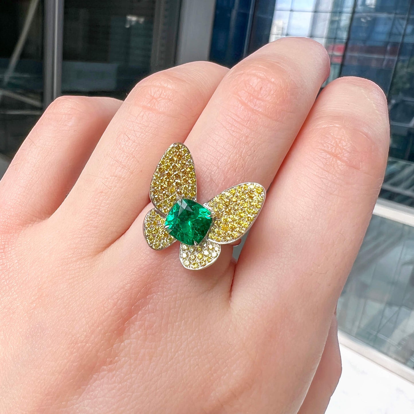 טבעת צורת פרפר משובצת אמרלד קולומביה בצבע ירוק עז טבעי, 1.36 קראט (2.16 קראט TW), GRS2020-128119