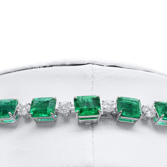 天然 艳绿色 祖母绿与钻石项链，97.77克拉（总重119.01克拉），JCNG01106740