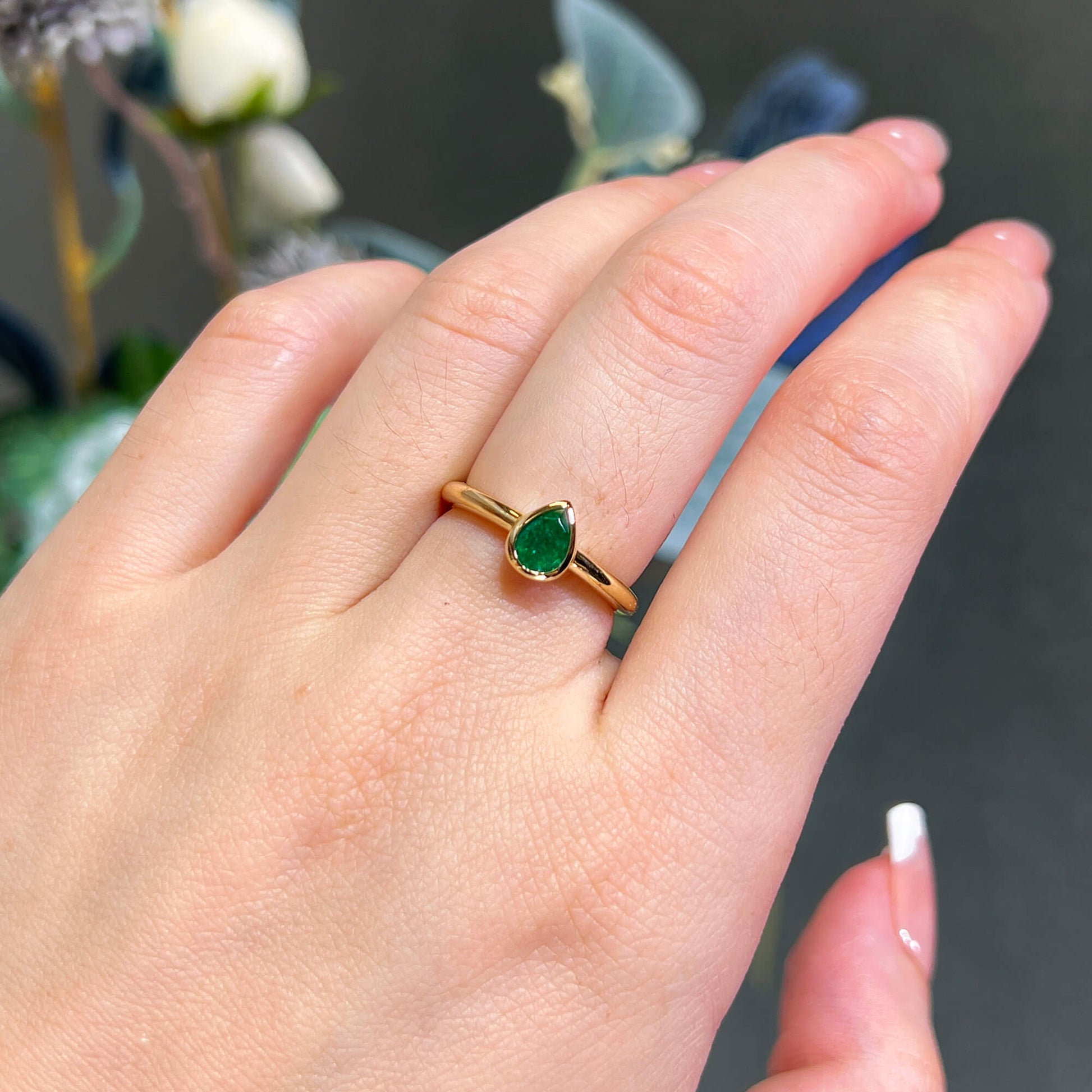 天然 艳绿色 祖母绿戒指，总重0.55克拉