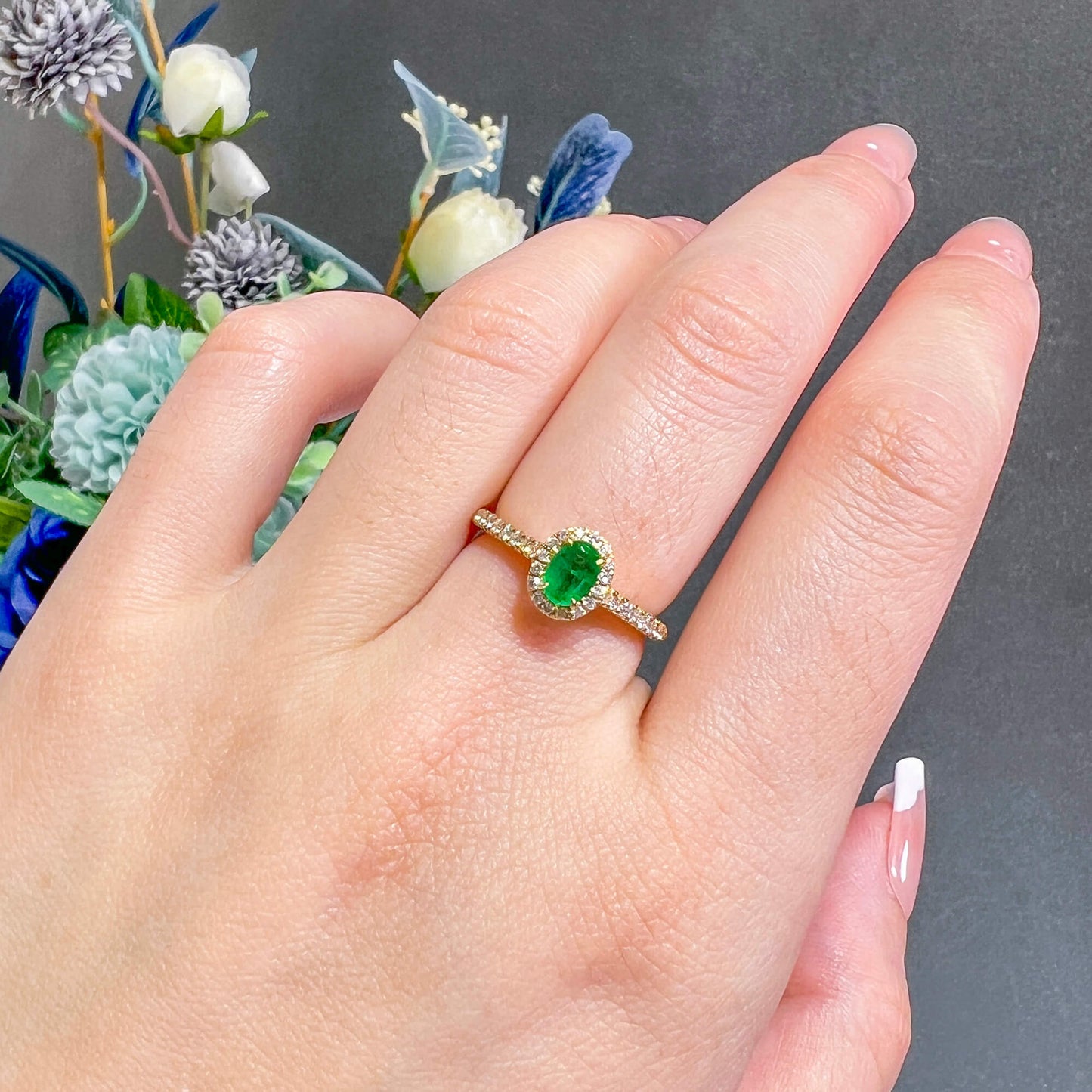 天然 艳绿色 祖母绿戒指，总重0.60克拉