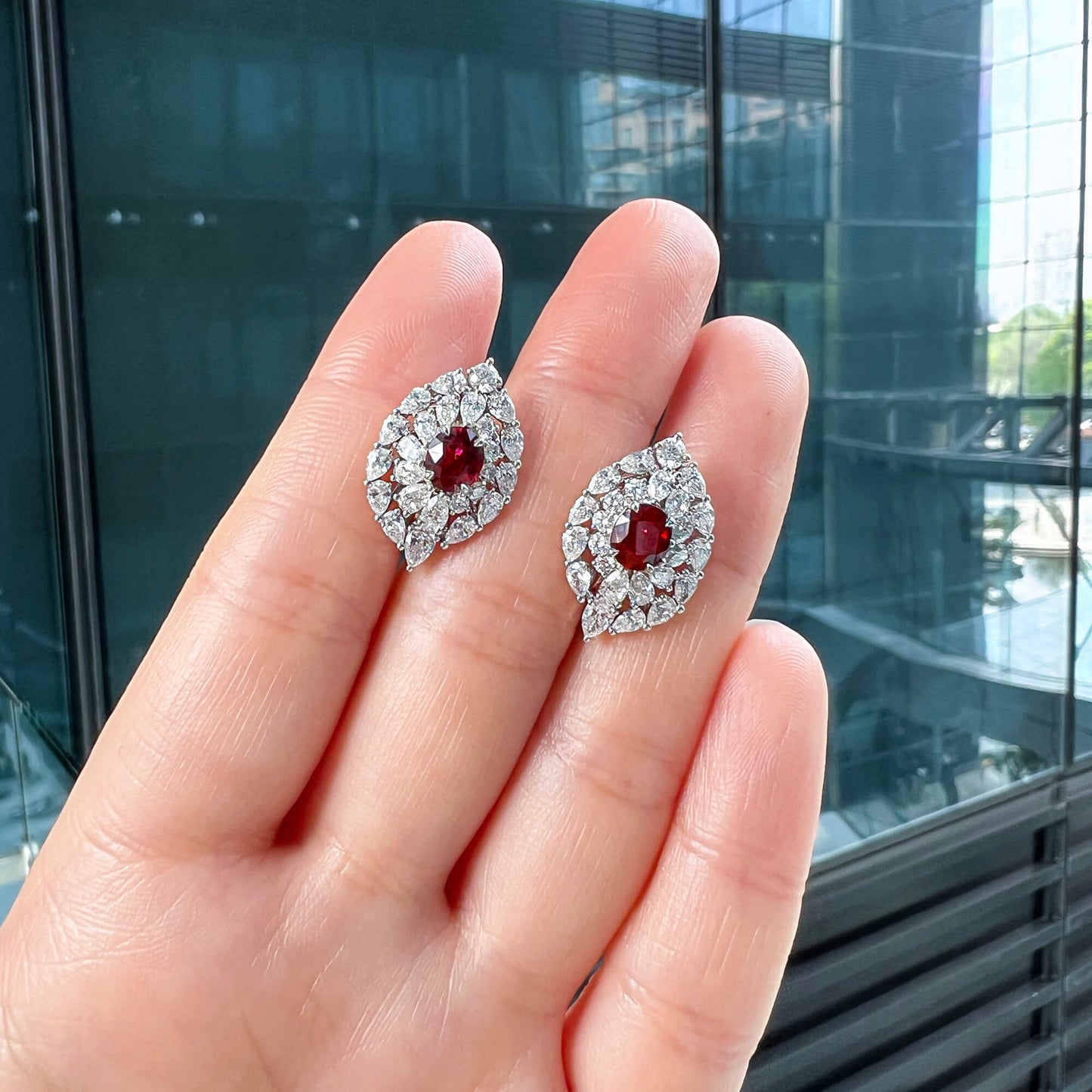 天然鲜艳红色缅甸红宝石钻石耳钉，18K白金，椭圆形，3.87克拉，总重，未加热