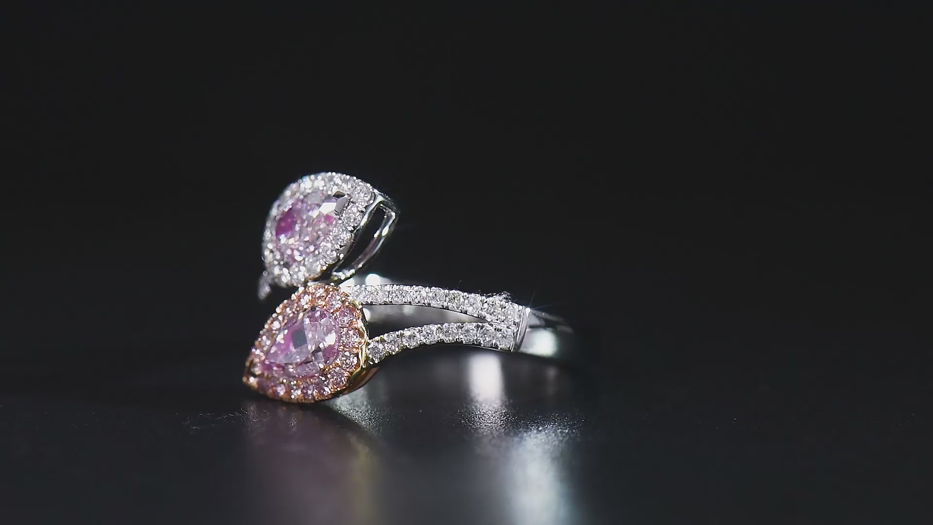 天然非常浅粉色钻石光环戒指，18K白金，梨形，1.43克拉总重