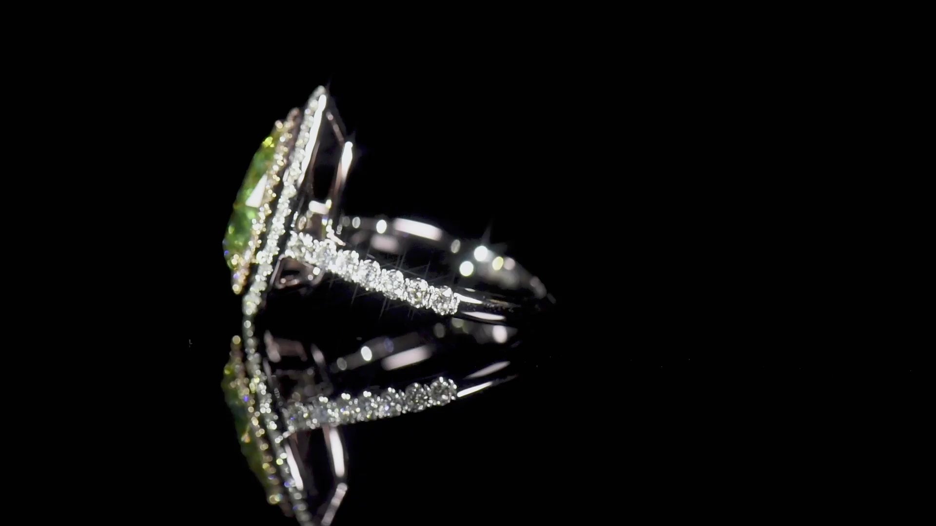 中彩 带褐绿色 黄钻戒指，总重3.15克拉，水滴形，GIA认证