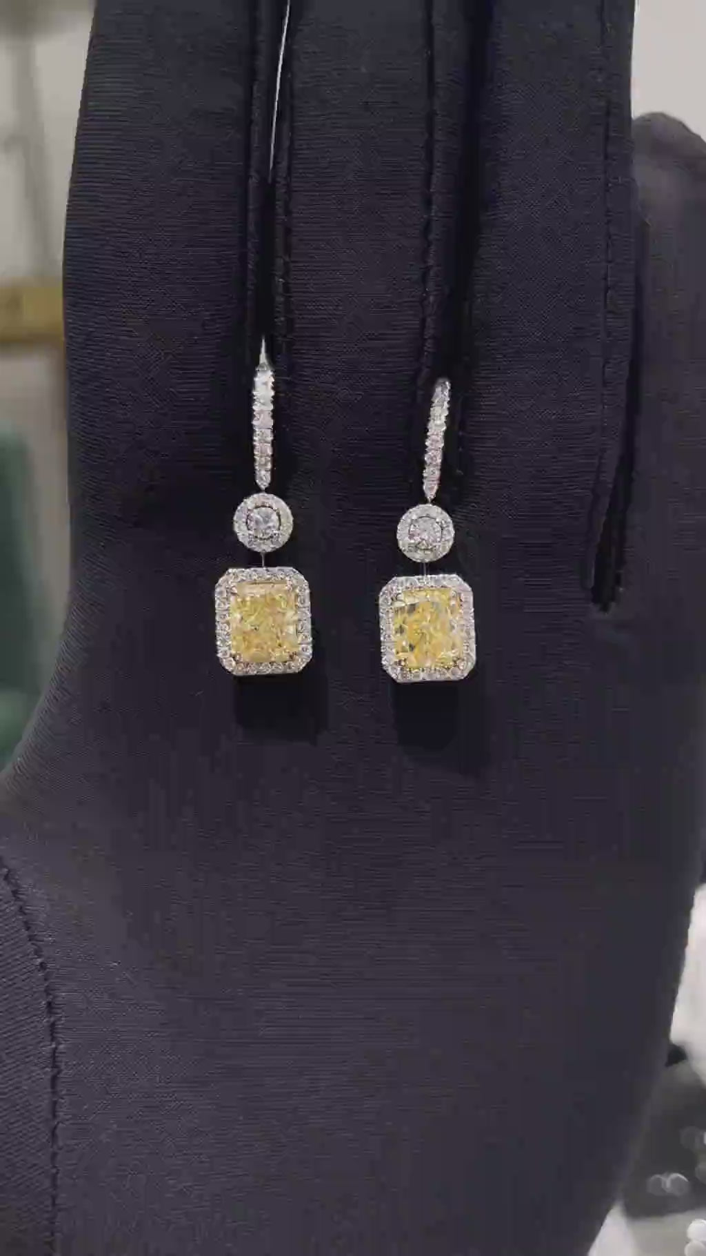 天然 5.14 克拉 辐射形切割 浅黄白钻耳坠，18K 白金