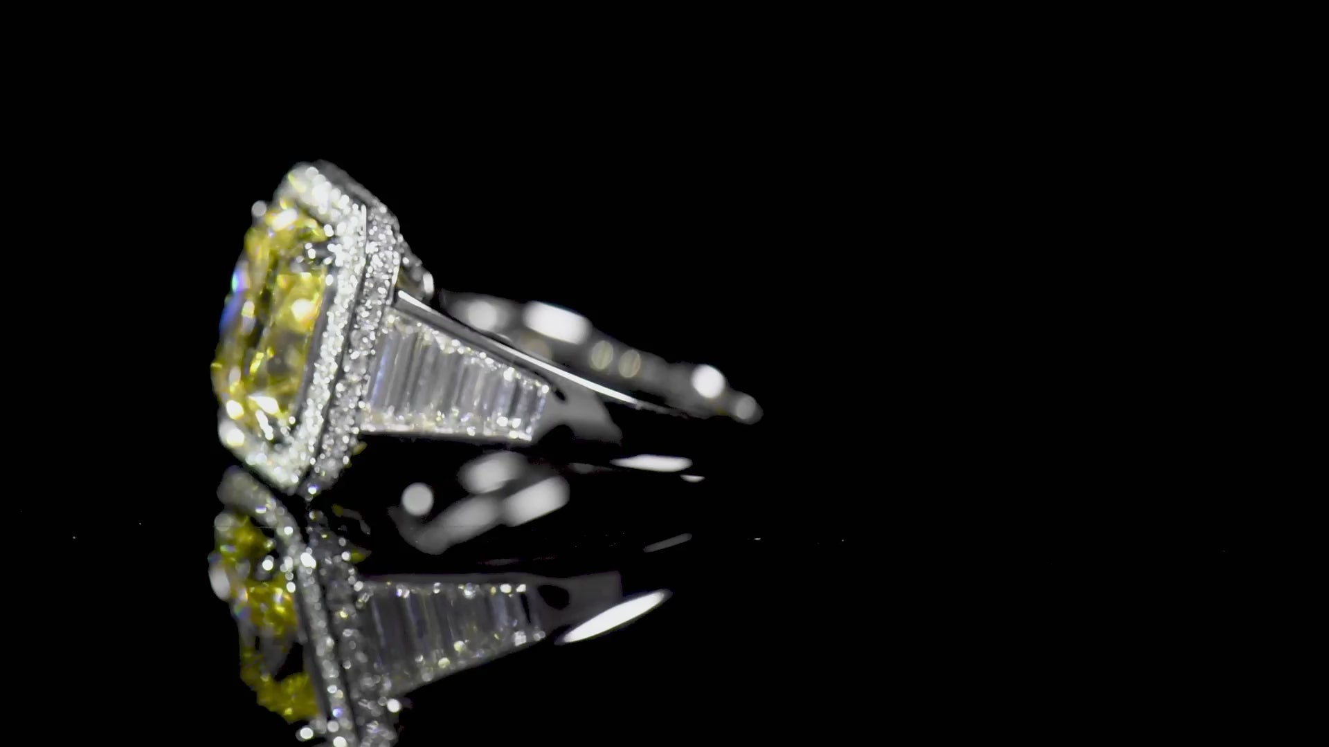 淡彩黄 钻石戒指，5.03克拉（总重6.47克拉），雷迪恩形，6224762251