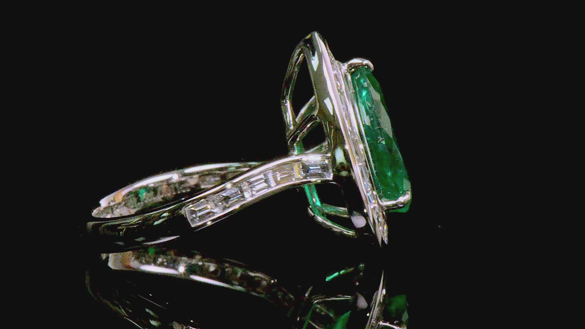 天然生动绿色哥伦比亚翡翠光环戒指，18K白金，梨形，4.57克拉总重