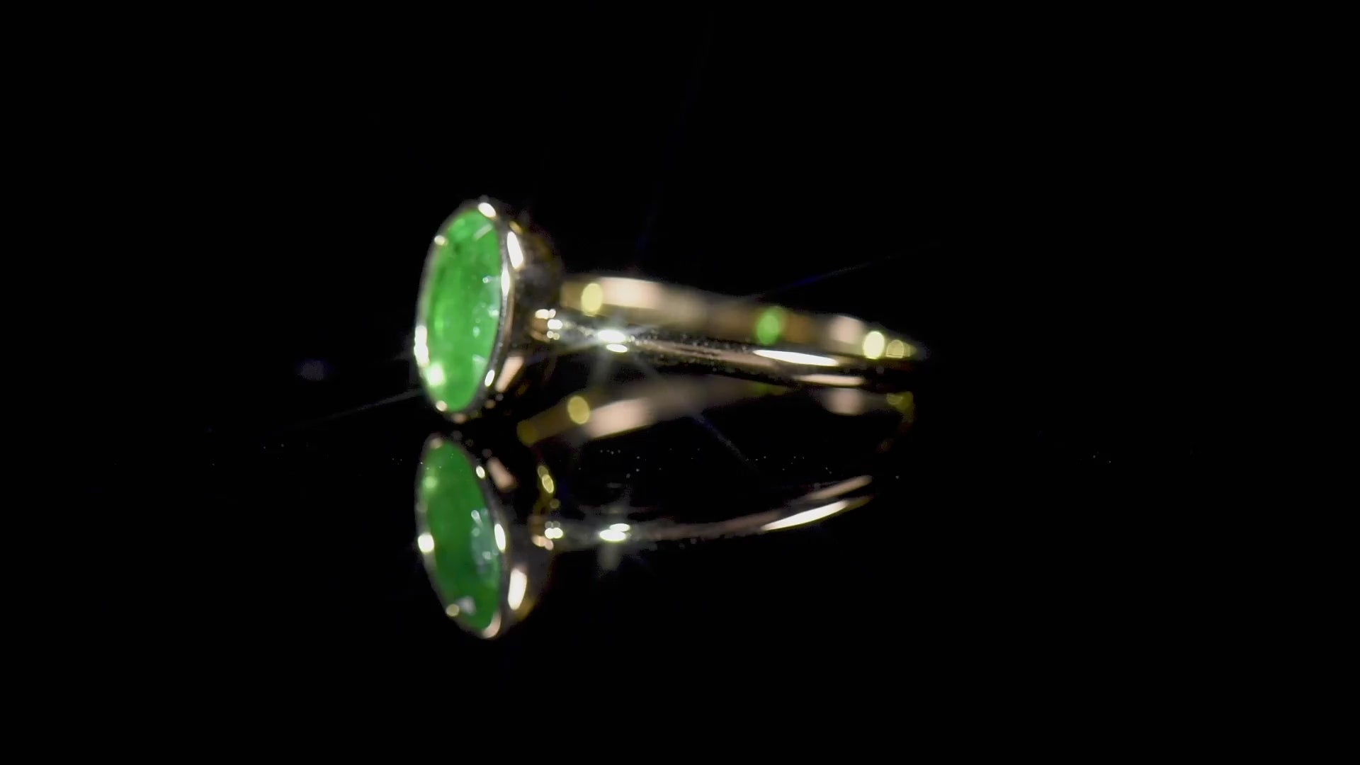 天然绿色翡翠单石戒指，18K黄金，椭圆形，0.91克拉总重