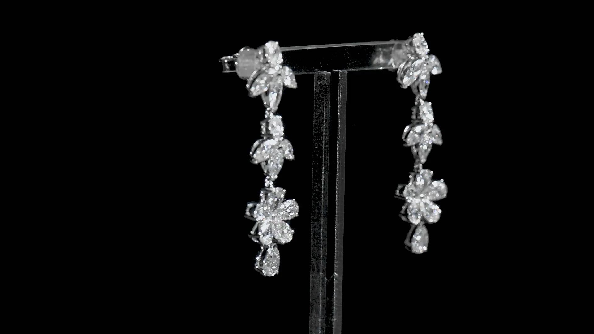 天然钻石垂坠耳环，18K白金，5.92克拉总重