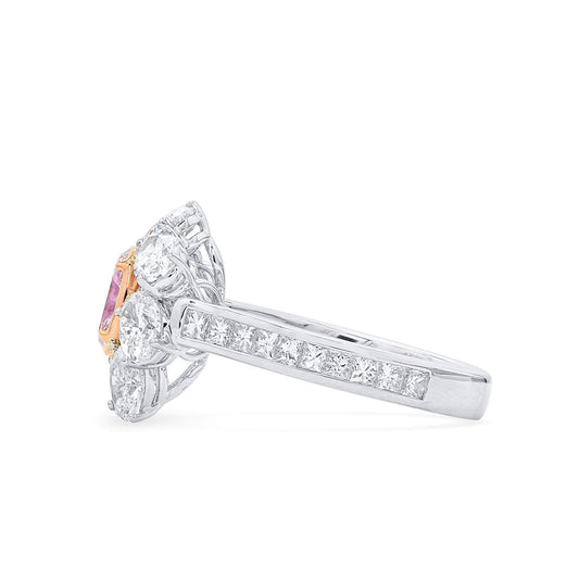 微浅粉与白色 钻石戒指，0.50克拉（总重3.09克拉），椭圆形，GIA认证，2225230737