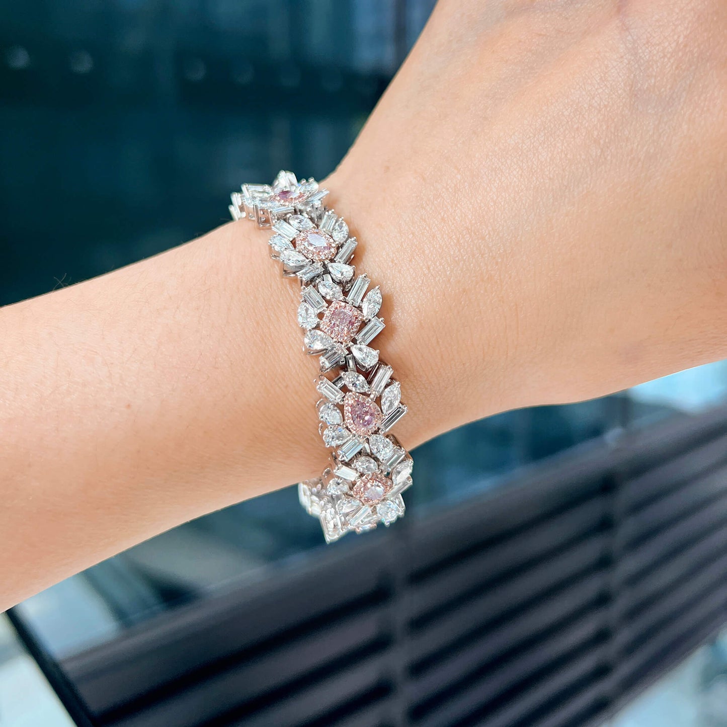 微浅粉 钻石手链，总重23.07克拉，混合形状，GIA认证