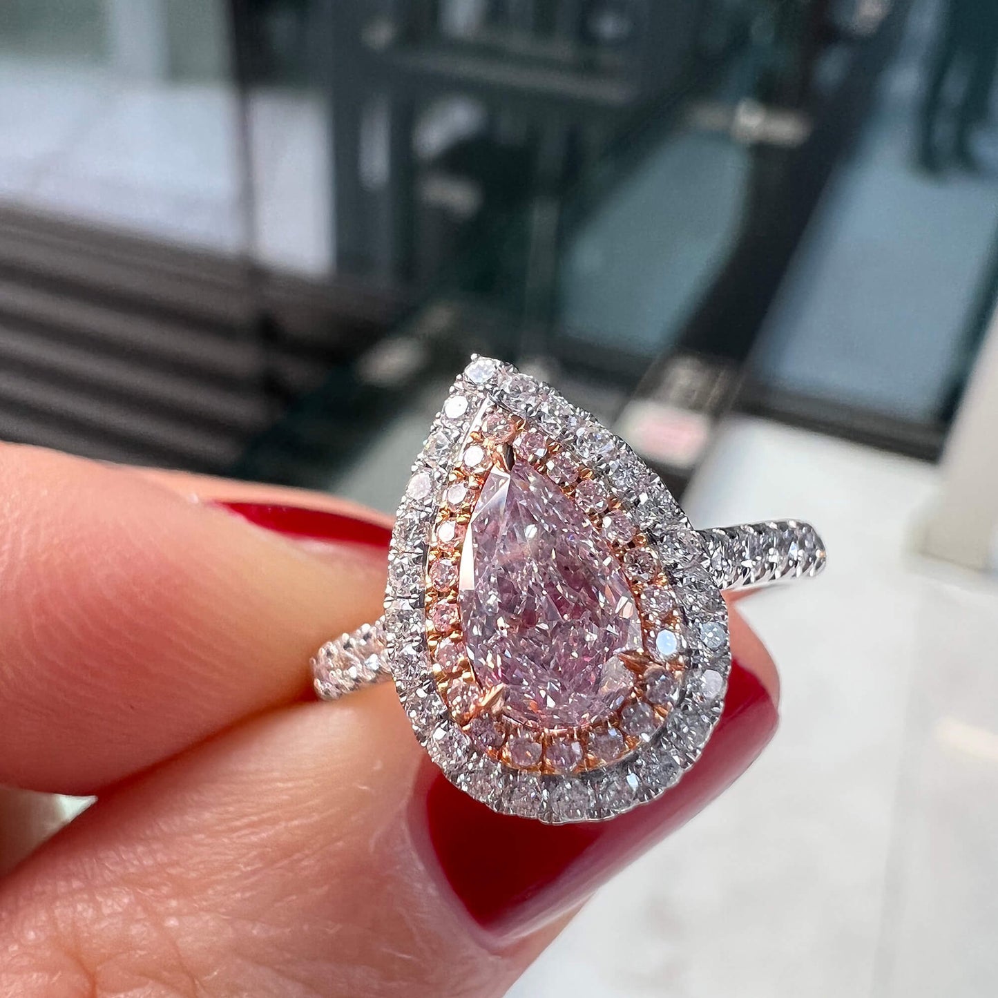 天然非常浅粉色钻石光环戒指，18K白金与玫瑰金，梨形，1.23克拉总重