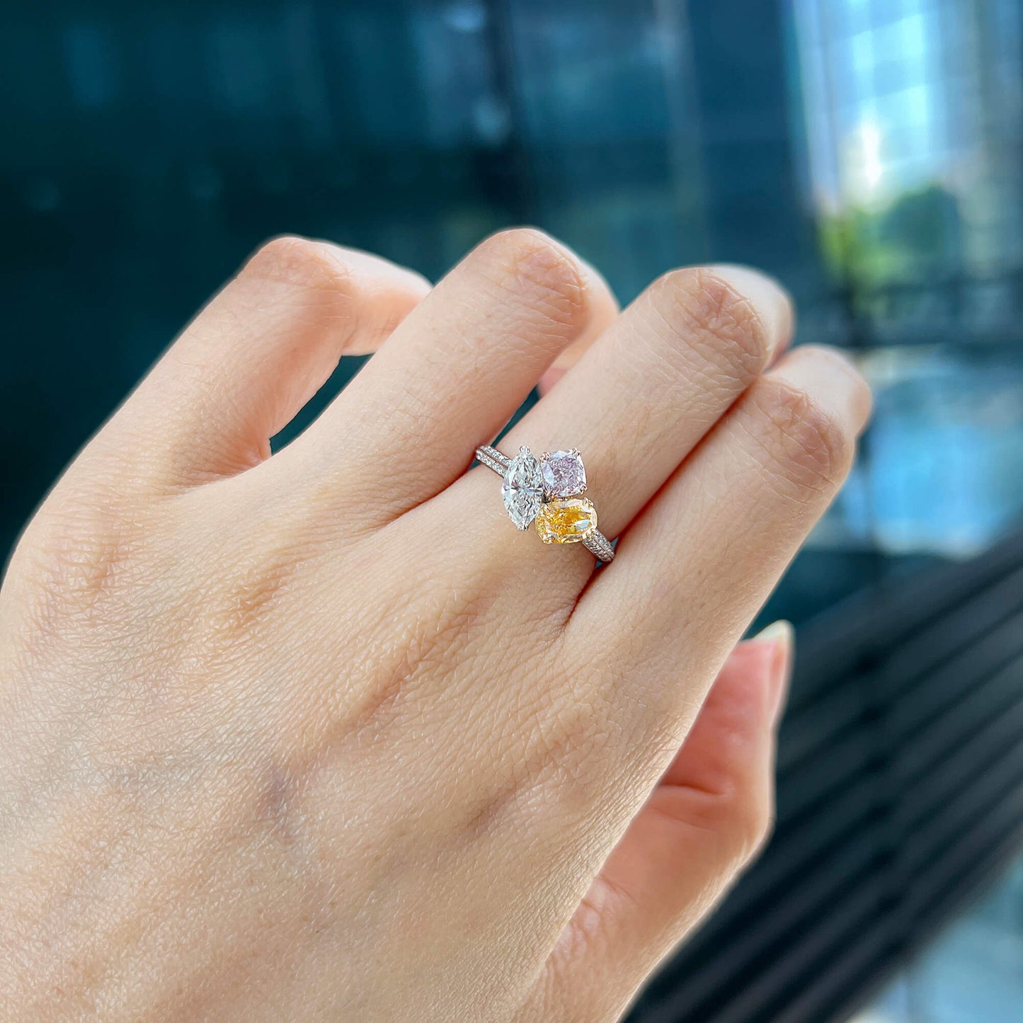 天然粉色、黄色和白色钻石戒指，18K白金，2.00克拉总重