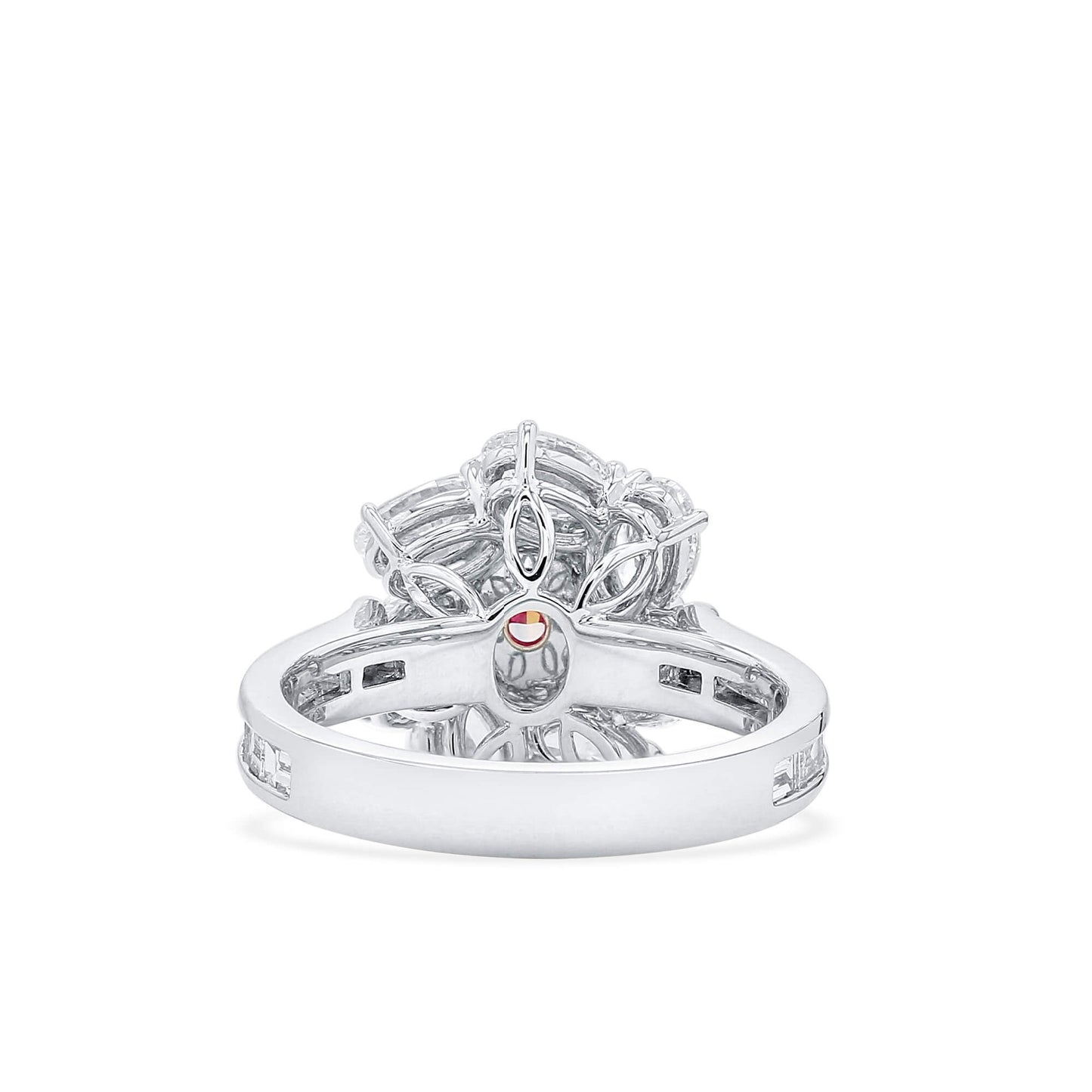 天然非常浅粉色钻石戒指，18K白金与玫瑰金，椭圆形，2.80克拉总重