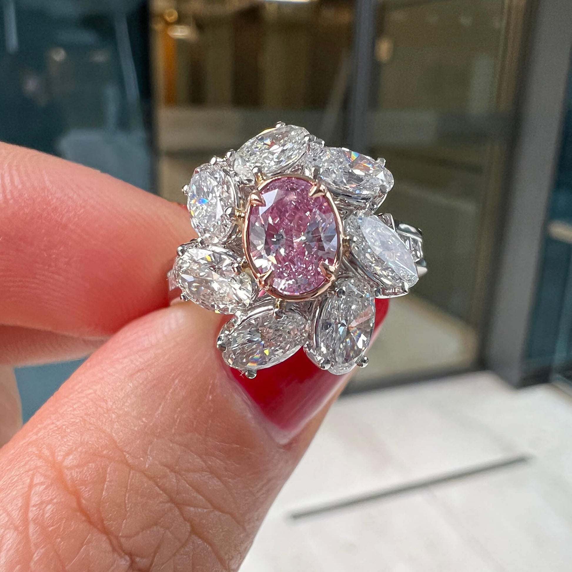 天然非常浅粉色钻石戒指，18K白金与玫瑰金，椭圆形，2.80克拉总重