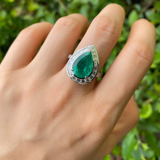 艳绿色 哥伦比亚祖母绿与钻石戒指，3.40克拉（总重4.57克拉），GRS2021-038576