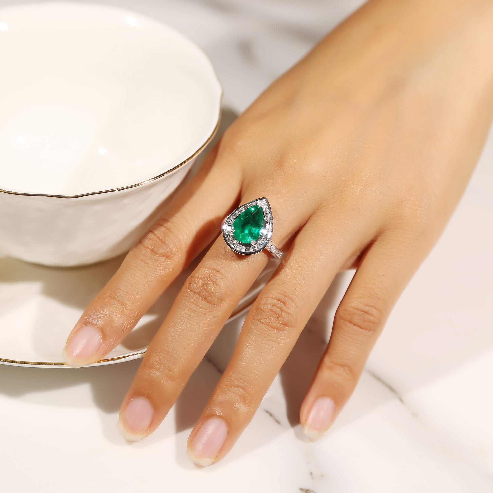 艳绿色 哥伦比亚祖母绿与钻石戒指，3.40克拉（总重4.57克拉），GRS2021-038576