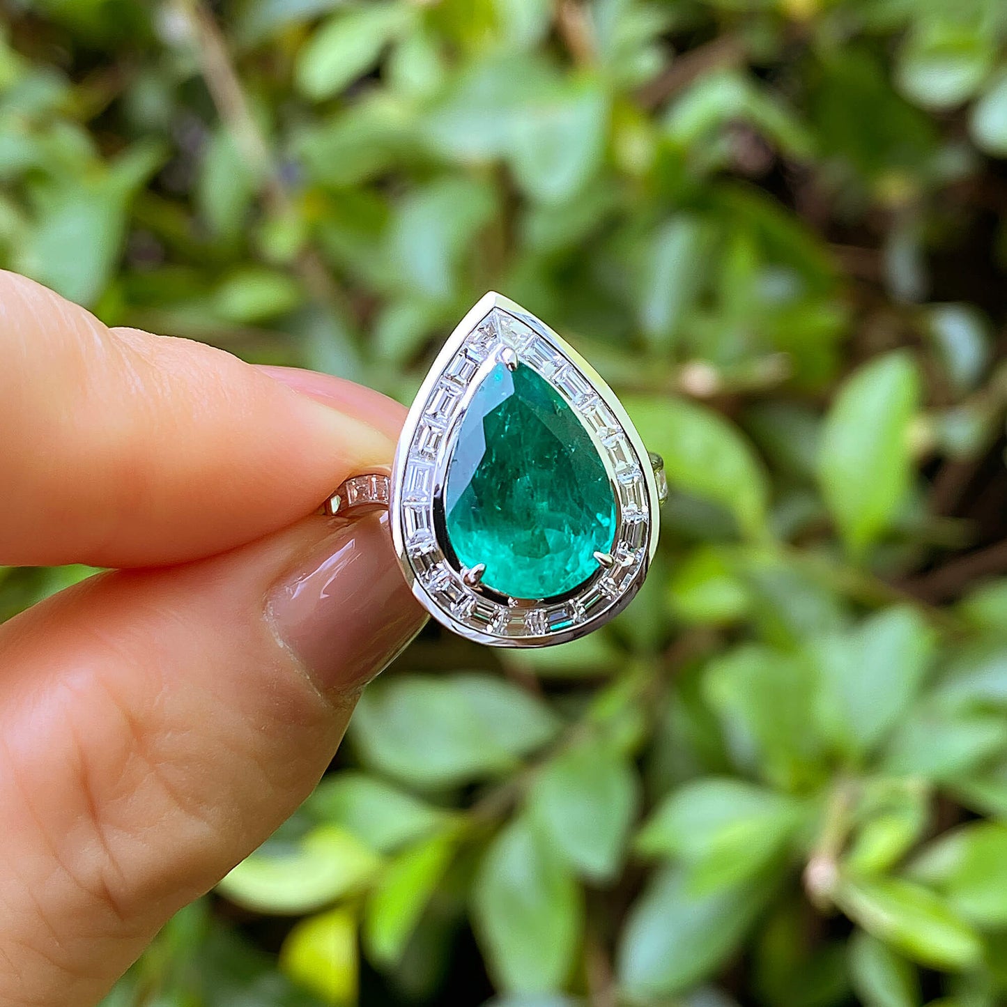 艳绿色 哥伦比亚祖母绿与钻石戒指，3.40克拉（总重4.57克拉），GRS2021-038576