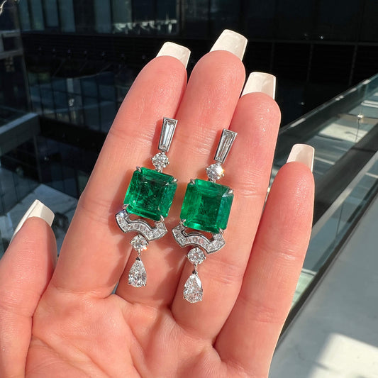 艳绿色祖母绿与钻石耳环，15.45克拉（总重19.02克拉），JCEG01112037