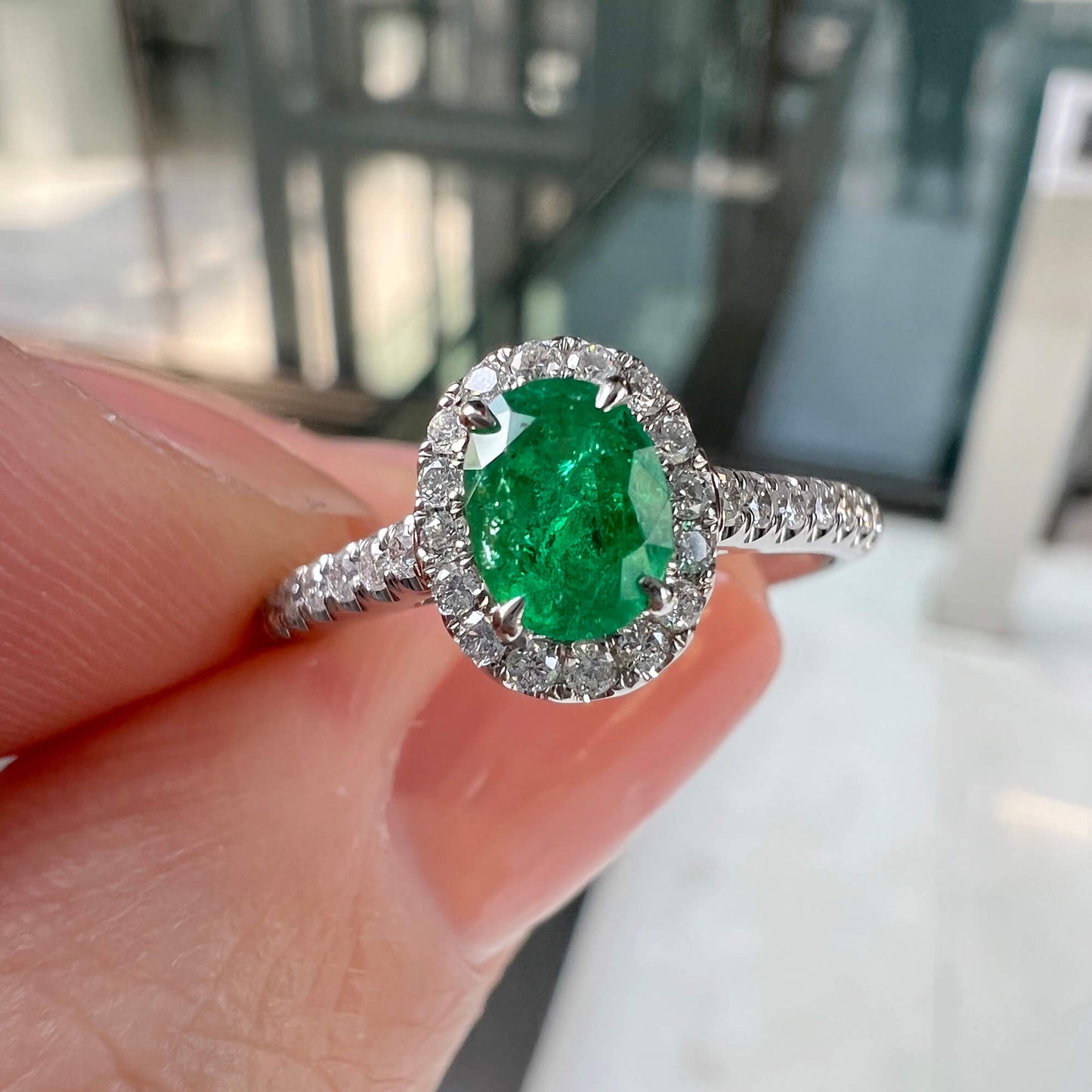 天然生动绿色哥伦比亚翡翠光环戒指，18K白金，椭圆形，0.65克拉总重