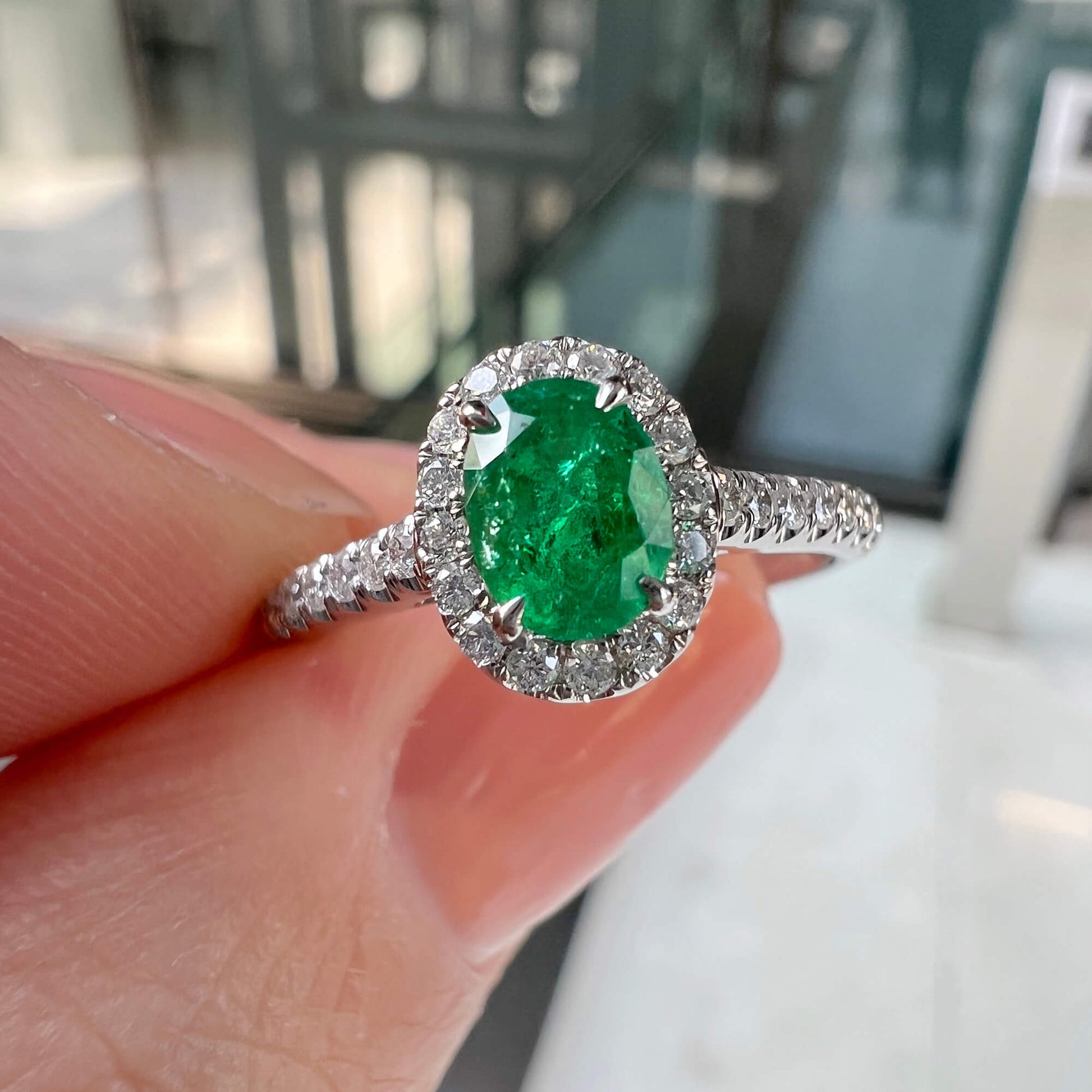 天然生动绿色哥伦比亚翡翠光环戒指，18K白金，椭圆形，0.65克拉总重