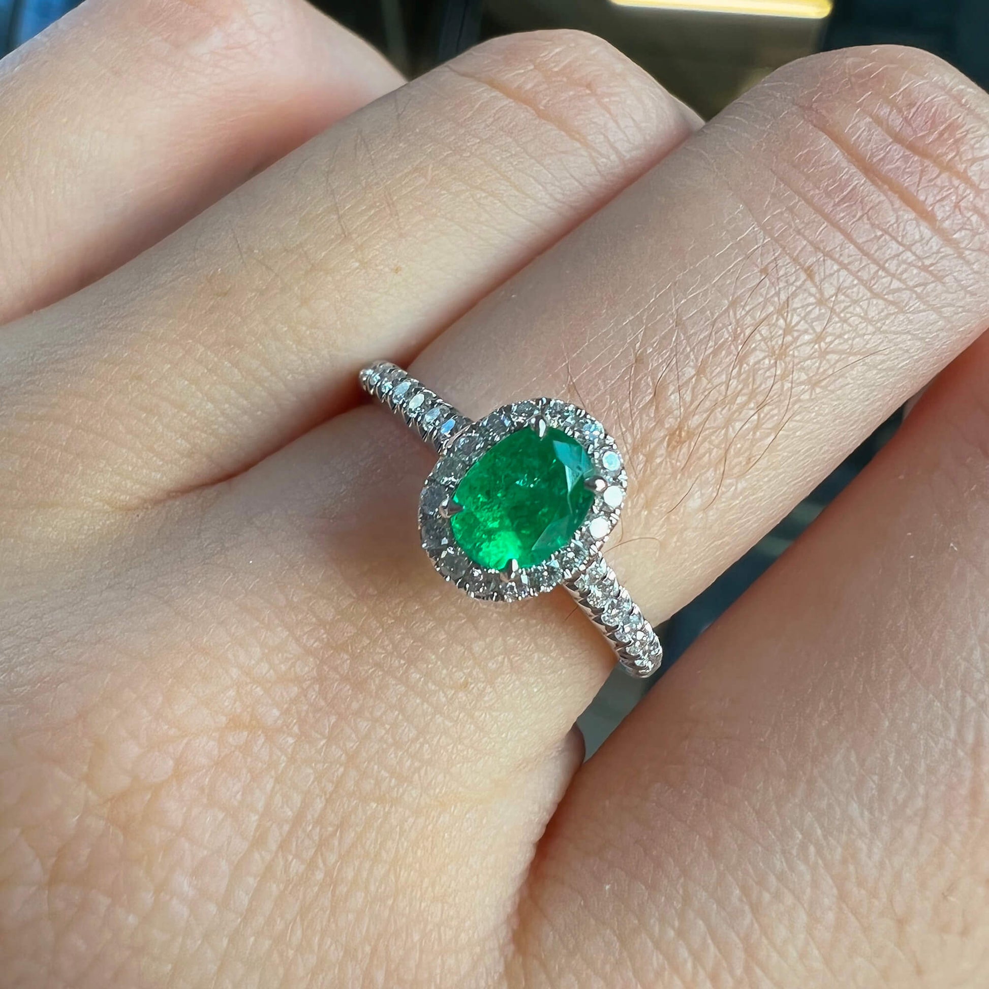 天然生动绿色哥伦比亚翡翠光环戒指，18K白金，椭圆形，0.65克拉总重