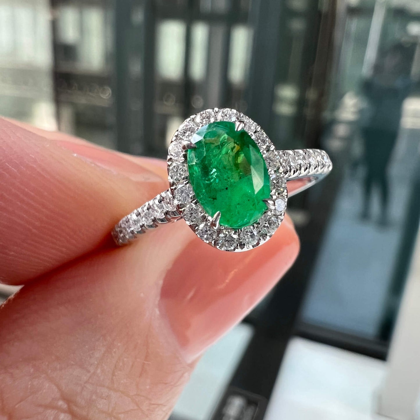 天然生动绿色哥伦比亚翡翠光环戒指，18K白金，椭圆形，0.75克拉总重