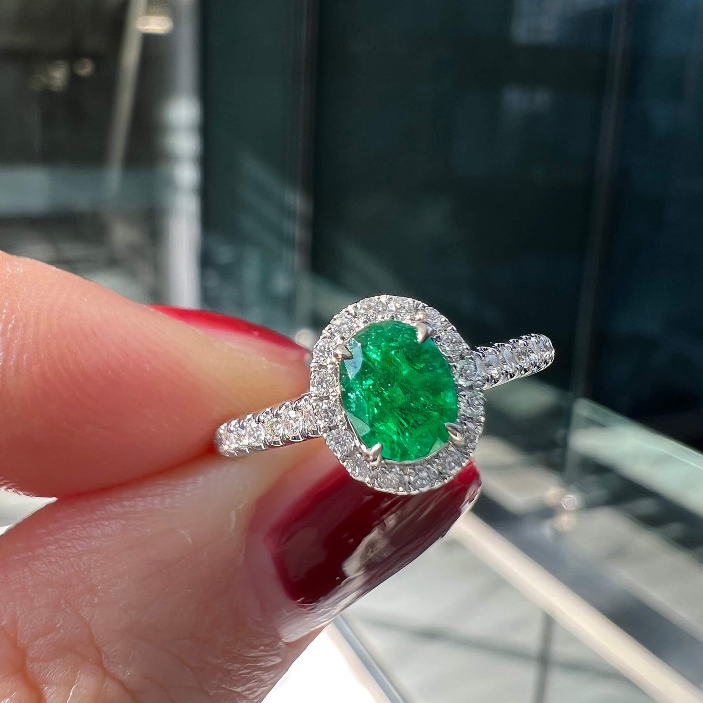 טבעת הילה משובצת אמרלד ירוק קולומביאני טבעי, זהב לבן 18 קראט, צורה אליפסה, 0.74 קראט TW