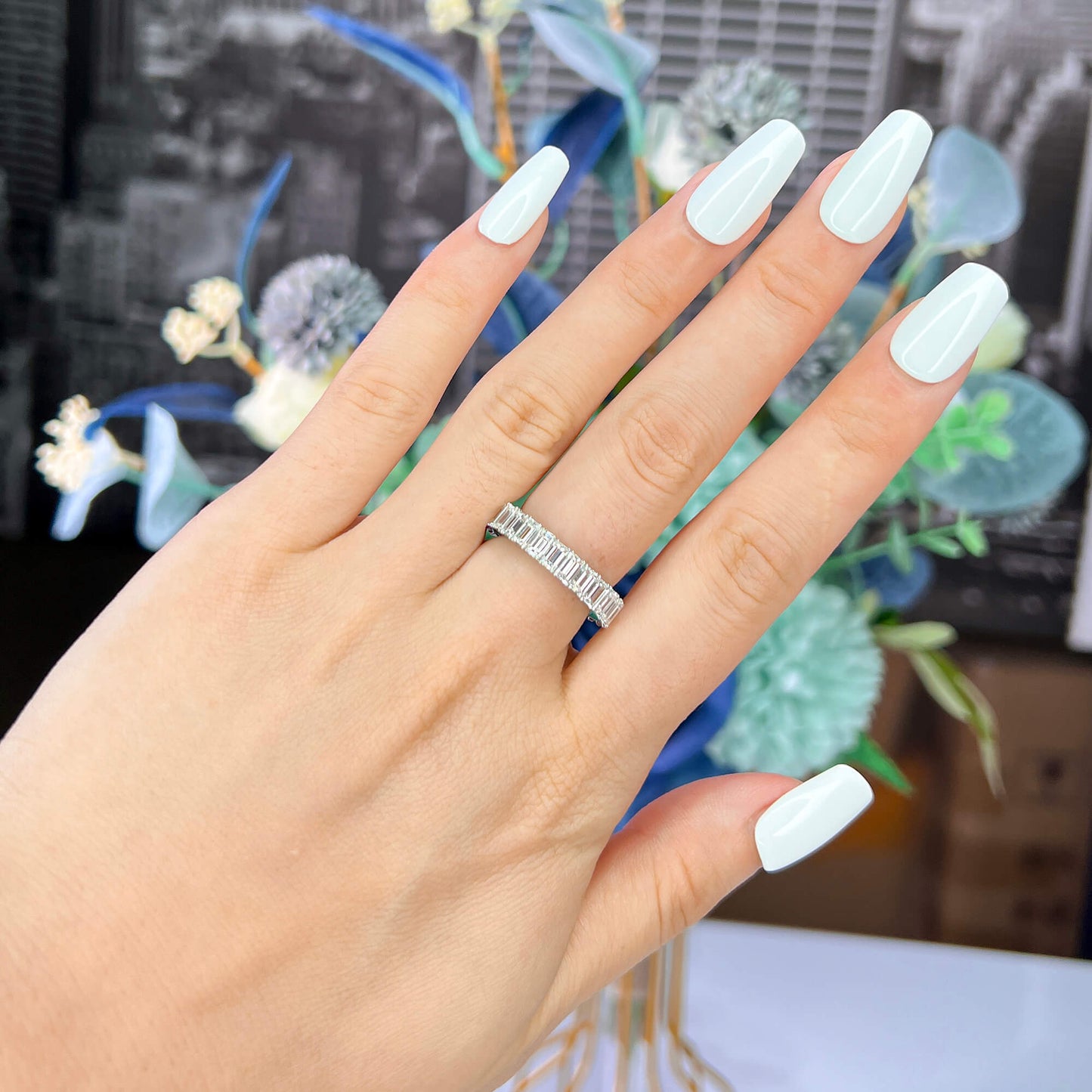 טבעת יהלום טבעית, זהב לבן 18 קראט, חיתוך אמרלד, 7.13 קראט