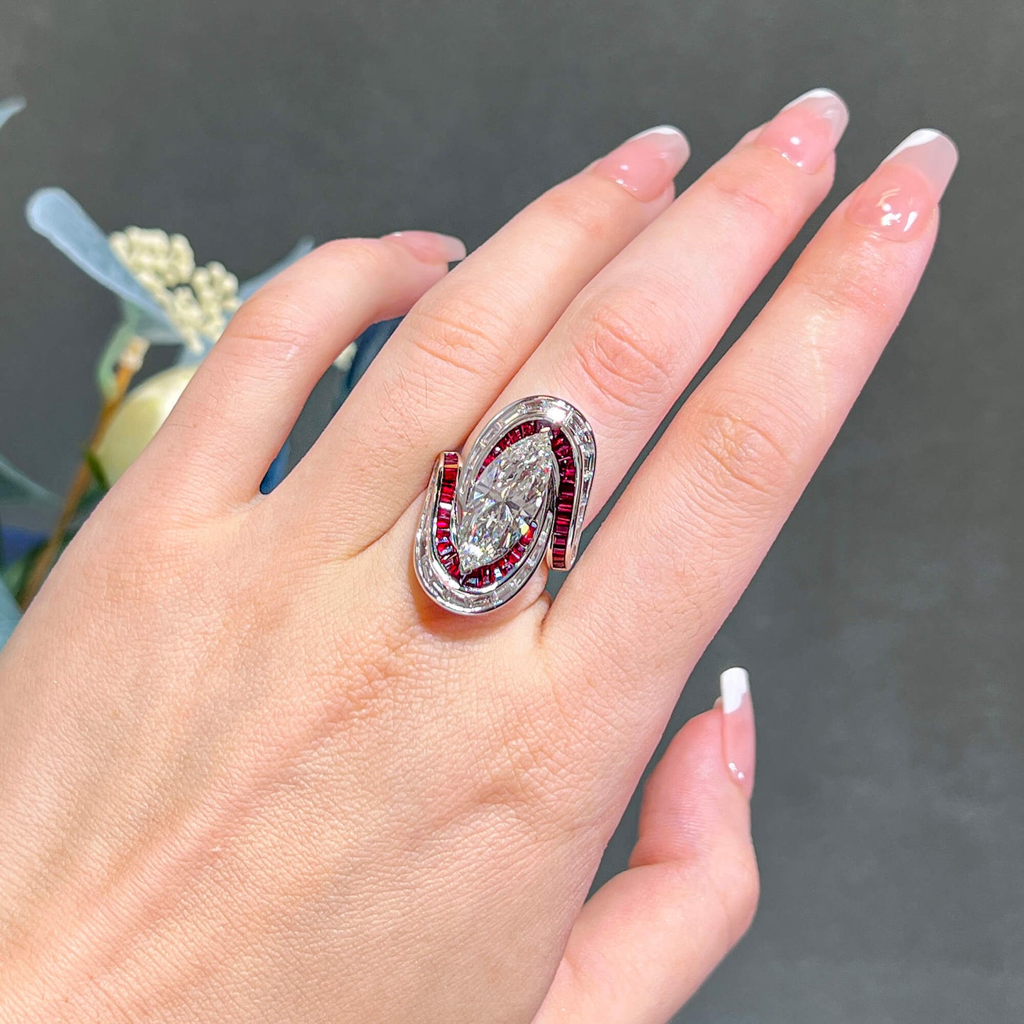 白钻与红宝石戒指，4.30克拉（总重7.77克拉），GIA认证 5221919332