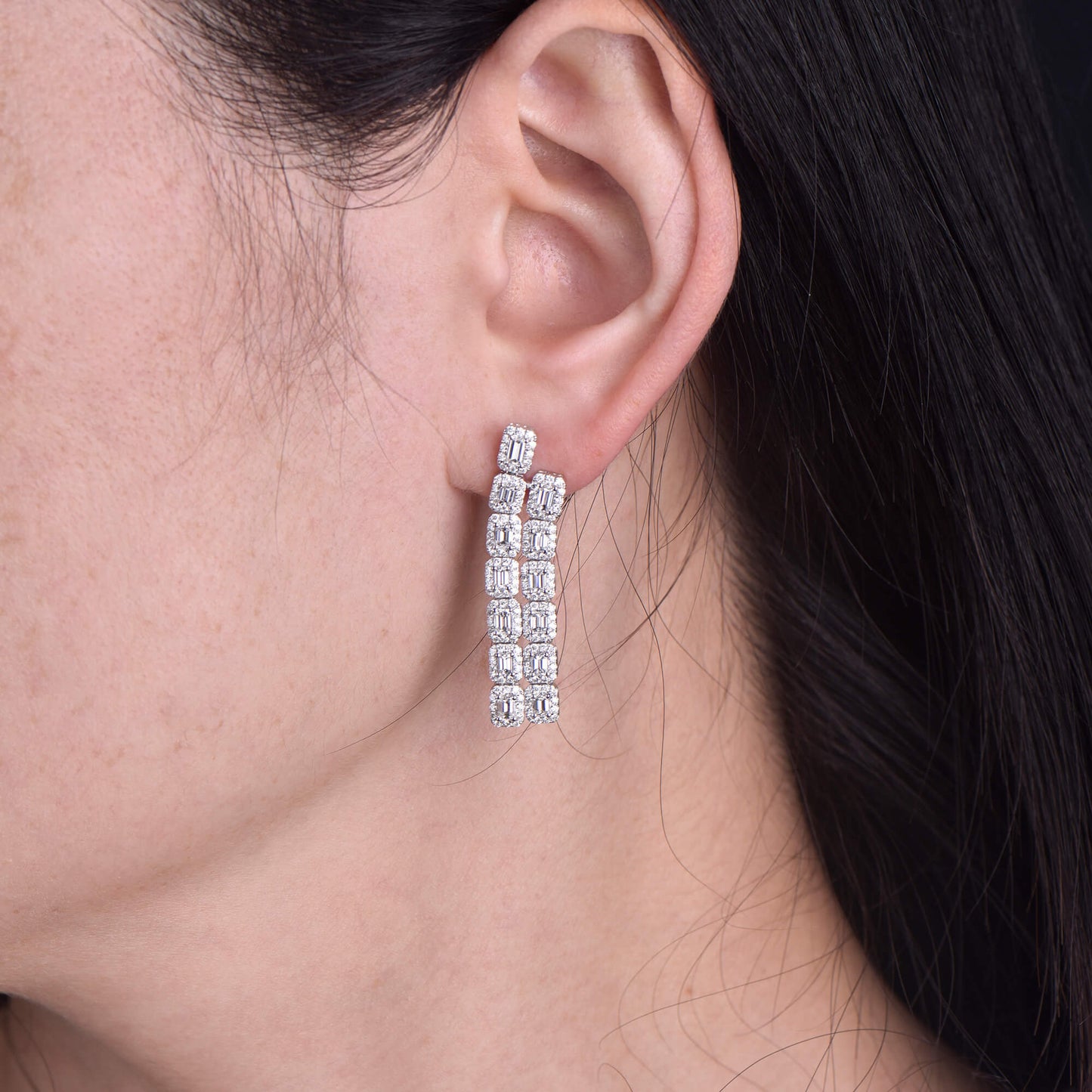 白钻耳环，总重3.05克拉，梯方形