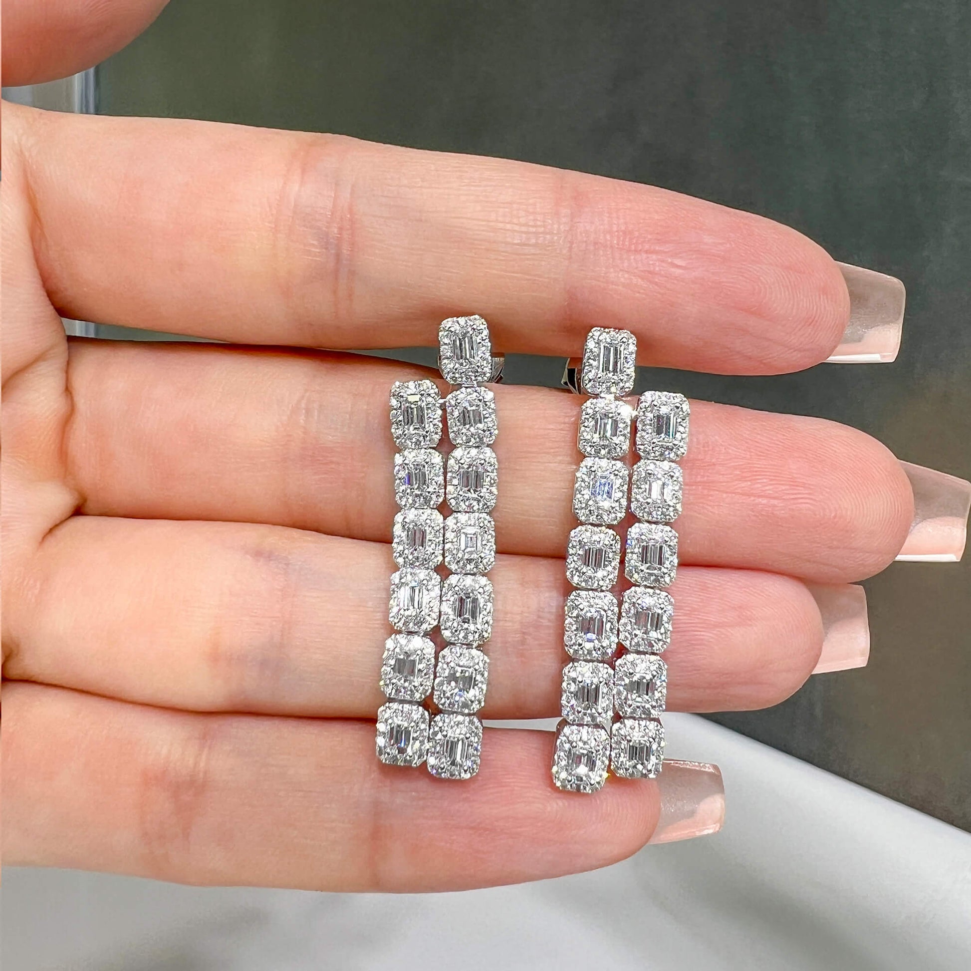 白钻耳环，总重3.05克拉，梯方形