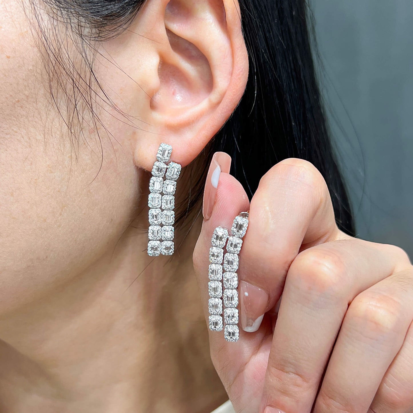 白钻耳环，总重3.05克拉，梯方形
