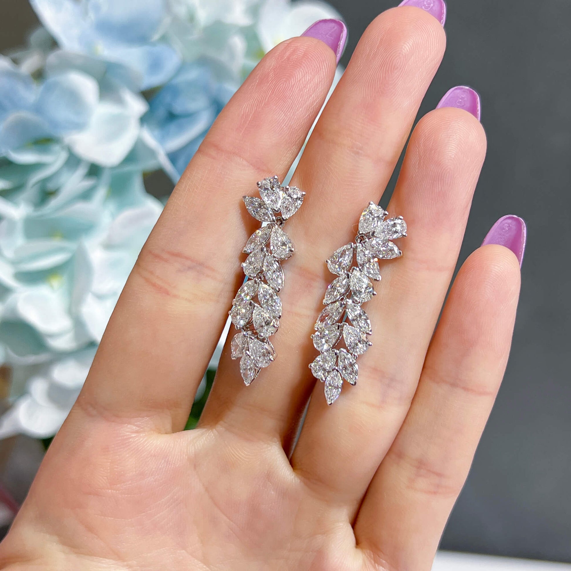 עגילי טיפה משובצים יהלומים טבעיים, זהב לבן 18 קראט, צורת אגס, 6.28 קראט TW