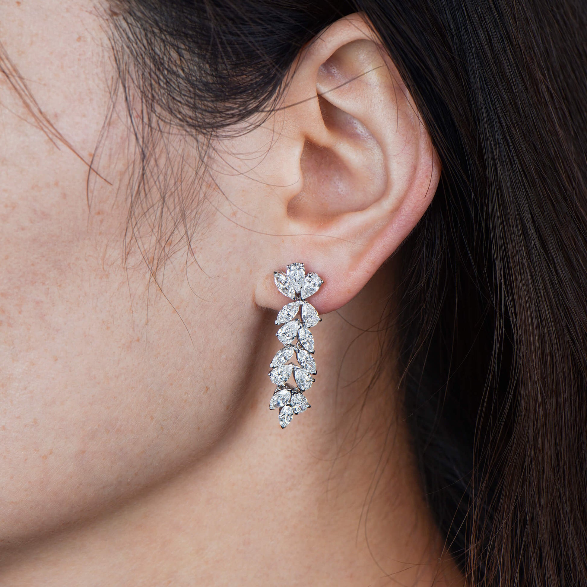 天然钻石垂坠耳环，18K白金，梨形，6.28克拉总重