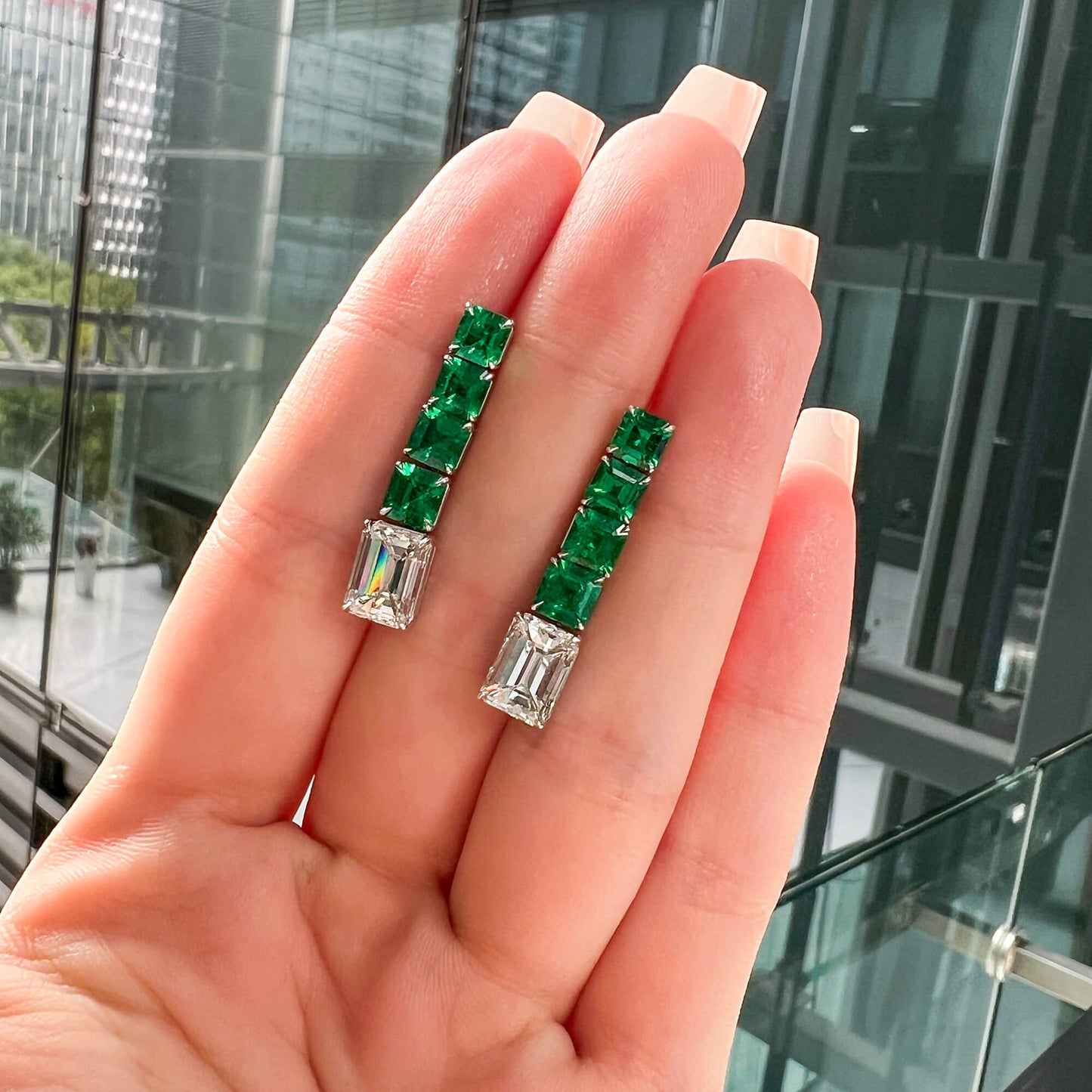 白钻耳环，总重8.04克拉，祖母绿形，GIA认证