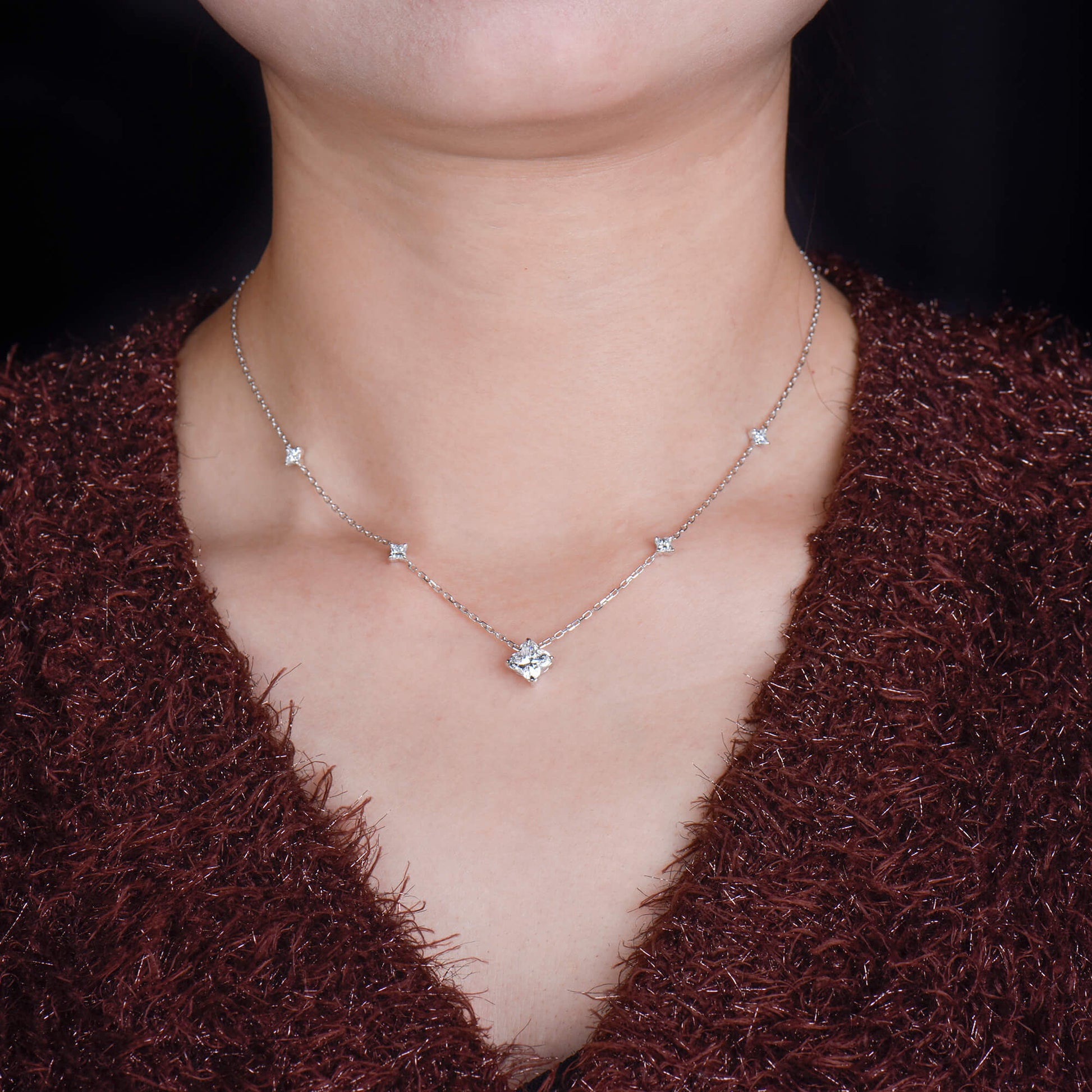天然钻石项链，18K白金，公主形状，2.67克拉总重