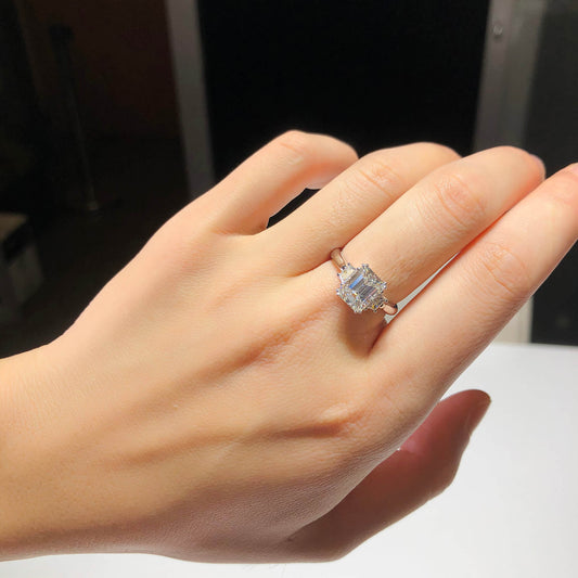 白钻戒指，总重2.32克拉，祖母绿形，GIA认证