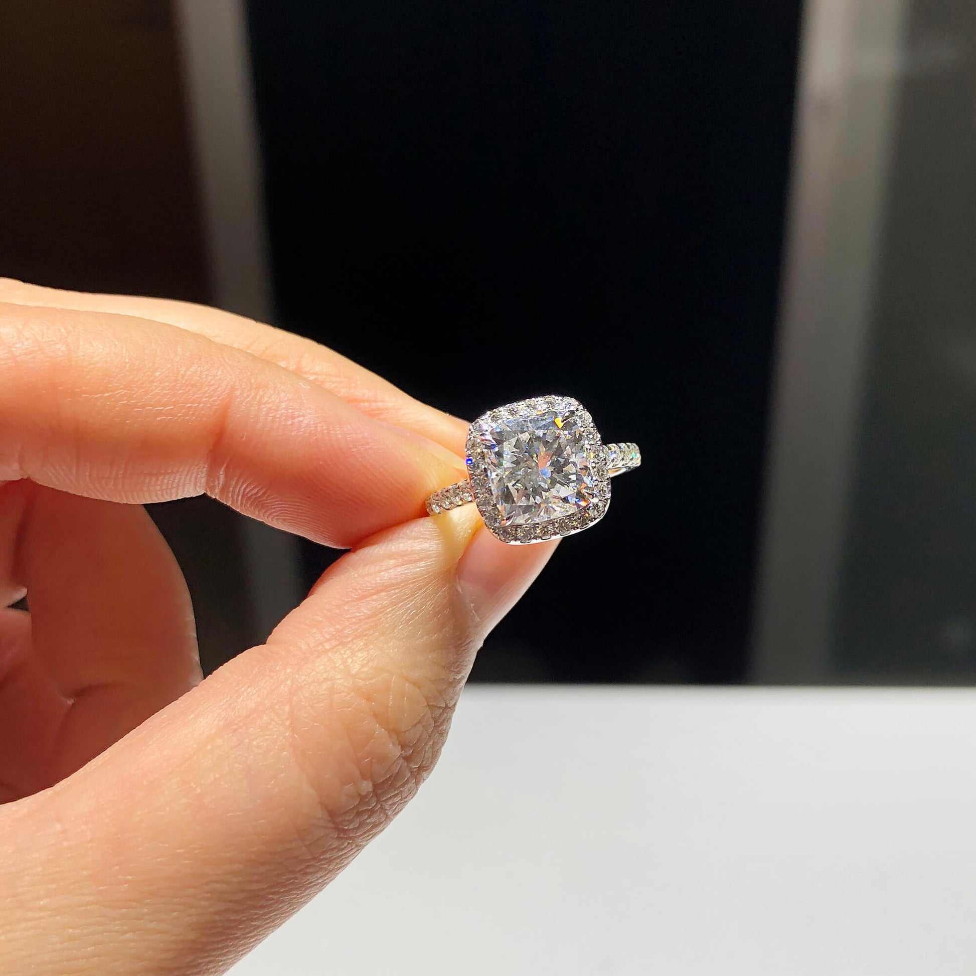 白钻戒指，总重3.64 克拉，枕形，GIA认证