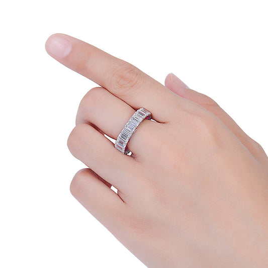 טבעת נצחית משובצת יהלום לבן ואודם, 6.74 קראט (8.86 קראט TW), צורת אזמרגד